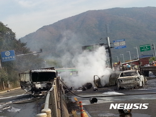 【창원=뉴시스】강경국 기자 = 2일 오후 1시20분께 경남 창원시 성산구 창원터널 인근 도로에서 유조차량이 폭발하는 사고가 발생해 4명이 숨지고 1명이 크게 다쳤다. 사진은 사고 현장의 모습. 2017.11.02. (사진=경남경찰청 제공)kgkang@newsis.com