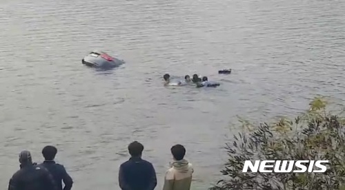 【춘천=뉴시스】고성호 기자 = 지난 1일 오후 4시께 강원 춘천시 송암동 의암호에서 차량과 함께 물에 빠진 50대 여성 운전자 구조 모습. 강원체육고등학교 수영부 선수들인 성준용(19)·김지수(19)·최태준(19) 학생이 물 속에 뛰어들어 구조해냈다.2017.11.02(사진 = 뉴시스 독자 제공) photo@newsis.com