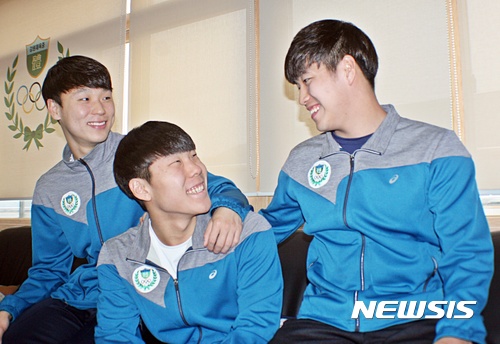 【춘천=뉴시스】고성호 기자 = 지난 1일 오후 4시께 강원 춘천시 송암동 의암호에서 차량과 함께 물에 빠진 50대 여성 운전자를 구조해낸 강원체육고등학교 수영부 학생들. 왼쪽부터 김지수(19)·성준용(19)·최태준(19) 학생.2017.11.02 godex8802@newsis.com