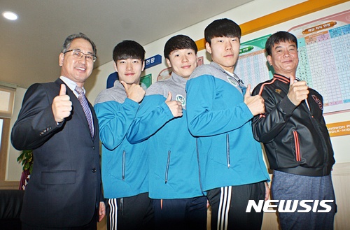 【춘천=뉴시스】고성호 기자 = 지난 1일 오후 4시께 강원 춘천시 송암동 의암호에서 차량과 함께 물에 빠진 50대 여성 운전자를 강원체육고등학교 수영부 학생들이 물에 뛰어들어 구조했다. 사진은 왼쪽부터 강원체육고등학교 교장 김웅일(60)·김지수(19)·성준용(19)·최태준(19) 학생·수영부 감독 장윤희(55)씨.2017.11.02 godex8802@newsis.com