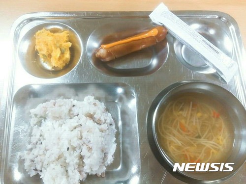 【청주=뉴시스】박재원 기자 = 충북 모 여고 학부모가 학생들에게 부실급식이 제공되고 있다고 2일 밝혔다. 사진은 이 여고 영양사와 조리원이 최근 학생들에게 석식으로 제공한 급식. 2017.11.02. (사진= 학부모 제공) photo@newsis.com 