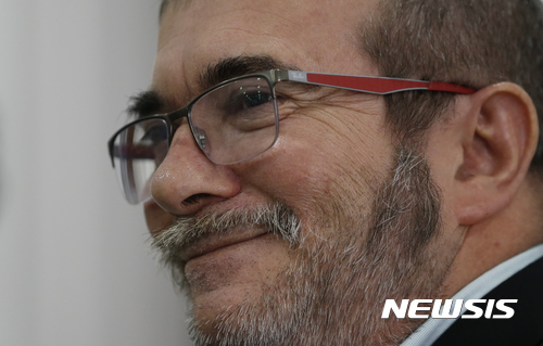 【보고타(콜롬비아)=AP/뉴시스】콜롬비아무장혁명군(FARC)의 로드리고 론도노 사령관이 지난 2016년 11월25일 콜롬비아 수도 보고타에서 외국 언론들과 가진 원탁회의에 참석, 미소짓고 있다. FARC는 1일(현지시간) 론도노를 내년 콜롬비아 대선에 나설 대통령후보로 지명했다. 2017.11.2