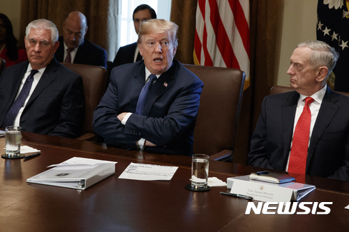 【워싱턴=AP/뉴시스】미국의 도널드 트럼프 대통령(가운데)과 렉스 틸러슨 국무장관(왼쪽), 제임스 매티스 국방장관 등이 1일(현지시간) 백악관에서 장관 회의를 진행중이다. 