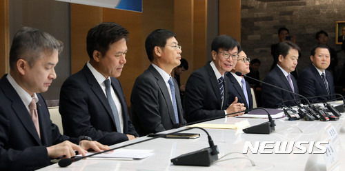【서울=뉴시스】박진희 기자 = 김상조 공정거래위원장이 2일 오전 서울 세종대로 대한상공회의소에서 '김상조 공정거래위원장-5대그룹 간담회'에 참석하여 모두발언을 하고 있다. 왼쪽부터 하현회 LG 사장, 박정호 SK수펙스추구협의회 커뮤니케이션위원회 위원장, 이상훈 삼성전자 사장, 김상조 위원장, 이동근 대한상의 상근부회장, 정진행 현대자동차 사장, 황각규 롯데지주 사장. 2017.11.02.pak7130@newsis.com