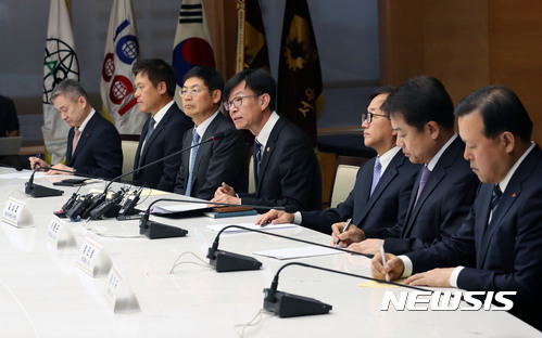 【서울=뉴시스】박진희 기자 = 김상조 공정거래위원장이 2일 오전 서울 세종대로 대한상공회의소에서 '김상조 공정거래 위원장-5대그룹 간담회'에 참석하여 모두발언을 하고 있다. 왼쪽부터 하현회 LG 사장, 박정호 SK수펙스추구협의회 커뮤니케이션위원회 위원장, 이상훈 삼성전자 사장, 김상조 위원장, 이동근 대한상의 상근부회장, 정진행 현대자동차 사장, 황각규 롯데지주 사장. 2017.11.02.pak7130@newsis.com