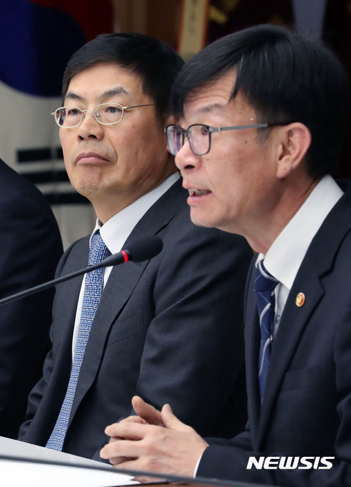 【서울=뉴시스】박진희 기자 = 김상조 공정거래위원장과 이상훈 삼성전자 사장이 2일 오전 서울 세종대로 대한상공회의소에서 열린 '김상조 공정거래 위원장-5대그룹 간담회'에 참석하고 있다. 2017.11.02.pak7130@newsis.com