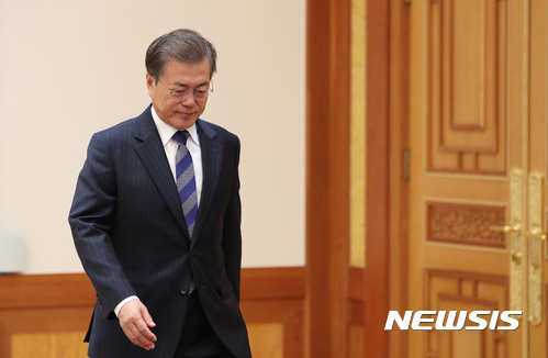 【서울=뉴시스】전진환 기자 = 문재인 대통령이 2일 오전 청와대 접견실로 올렉산데르 호린 주한우크라이나대사의 신임장을 받기 위해 입장하고 있다. 2017.11.02.&nbsp; amin2@newsis.com 