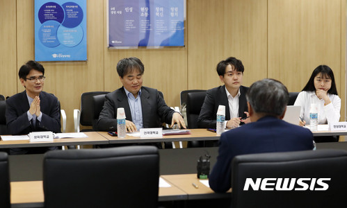 【서울=뉴시스】최동준 기자 = 2일 서울 중구 한국장학재단 서울사무소에서 열린 '사립대 입학금 제도 개선을 위한 대학, 학생, 정부 간 협의체 1차 회의'에서 박성수 교육부 학술장학지원관이 모두발언을 하고 있다. 2017.11.02.  photocdj@newsis.com