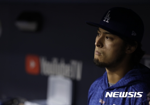 【LA=AP/뉴시스】 2일 로스앤젤레스 다저스타디움에서 열린 미국 프로야구 월드시리즈 마지막 7차전에서 휴스턴 애스트로스가 LA다저스를 5대 1로 눌렀다. 다저스 선발투수 다르빗슈 유(31)가 1.2이닝 동안 5실점(4자책)으로 무너진 것이 결정적 승인이었다. 196㎝ 99㎏의 거한인 우완 정통파 다르빗슈를 메이저리그로 보낸 일본의 야구팬들은 침묵했다. 다르비슈의 아버지는 이란계 미국인, 어머니는 일본인이다.&nbsp; 휴스턴은 1962년 창단 이래 월드시리즈에서 처음 우승했다. 1988년 이후 29년 만에 우승컵에 도전한 다저스는 분루를 삼켰다. reap@newsis.com