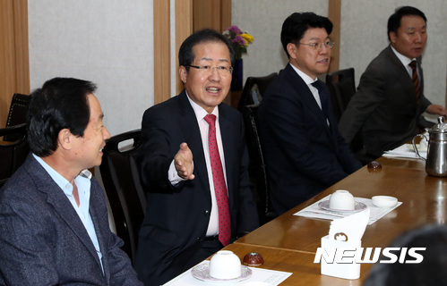 【서울=뉴시스】배훈식 기자 = 2일 오후 서울 여의도의 한 식당에서 자유한국당 재선의원들과의 오찬 모임에 참석한 홍준표 대표가 취재진에게 자리를 비켜줄 것을 요청하고 있다. 왼쪽부터 주광덕 의원, 홍 대표, 장제원 의원, 염동열 대표 비서실장. 2017.11.02. dahora83@newsis.com