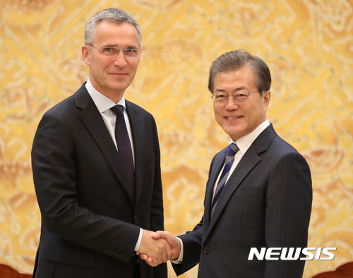 【서울=뉴시스】전진환 기자 = 옌스 스톨텐베르그 NATO 사무총장이 지난 2일 오후 청와대에서 문재인 대통령과 악수하고 있는 모습. 스톨텐베르그 NATO 사무총장은 "나토는 북한의 핵미사일 위협에 맞설 준비가 돼 있다"고 강조했다. 