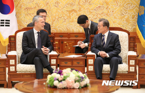 【서울=뉴시스】전진환 기자 = 문재인 대통령이 2017년 11월 2일 오후 청와대 접견실에서 옌스 스톨텐베르그 북대서양조약기구(NATO,나토) 사무총장을 접견, 인사말을 하고 있다. 2017.11.02. amin2@newsis.com