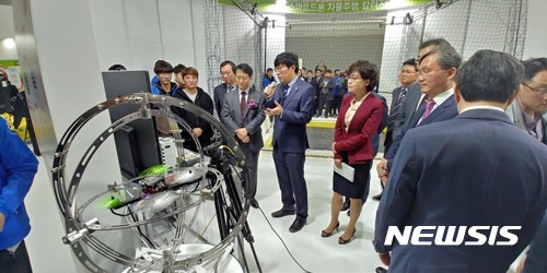 【구미=뉴시스】박홍식 기자 = 경운대학교 PRIME사업단(단장 문추연)과 LINC+사업단(단장 이선하)은 부산 벡스코에서 열린 '2017 산학협력 EXPO'에서 특별상을 수상했다고 3일 밝혔다. 경운대 부스에서 관람객들에게 드론 작동원리에 대한 설명을 하고 있다. 2017.11.03 (사진=경운대 제공) photo@newsis.com