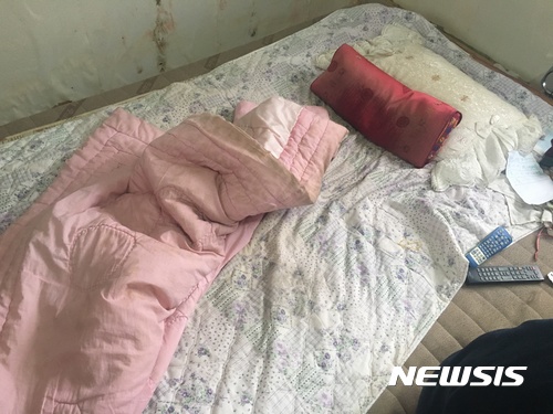 【음성=뉴시스】인진연 기자 = 충북 음성군 맹동면의 한 농장에서 지적장애 3급인 A(63)씨가 20여년 가까이 노동력을 착취당해 온 사실이 뒤늦게 알려졌다. 사진은 중앙장애인 권익옹호기관의 현장 조사 당시 모습. 2017.11.03 (사진=중앙장애인 권익옹호기관) photo@newsis.com