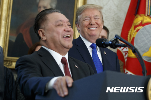 【워싱턴=AP/뉴시스】 도널드 트럼프 대통령이 2일 백악관에서 칩메이커 브로드컴 호크 탄 CEO의 싱가포르 본부 미국내 이전 발표를 흐뭇한 표정으로 지켜보고 있다. 2017. 11. 6.