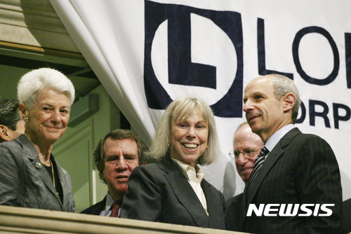 【 뉴욕 = AP/뉴시스】 = 2008년 6월 23일 뉴욕 증시 기장 벨을 울리는 행사에 참가했을 때의 조앤 티시(가운데). 뉴욕 자이언츠 프로축구팀 구단주였던 밥 티시의 미망인이며 저명한 자선사업가였던 그가 11월 2일 (현지시간) 90세를 일기로 사망했다고 구단이 발표했다.