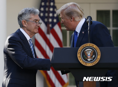 【워싱턴=AP/뉴시스】 도널드 트럼프 미국 대통령은 18일(현지시간) 연방준비제도(연준 Fed)의 연방공개시장위원회(FOMC) 회의가 시작되는 날에 맞춰 "실수를 저지르지 말라"며 기준금리 인상 가능성에 강하게 경고했다. 사진은 트럼프 대통령과 제롬 파월 연준 의장. 