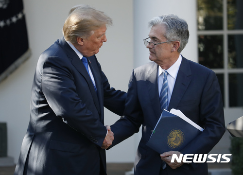 【워싱턴=AP/뉴시스】도널드 트럼프 미국 대통령이 2일(현지시간) 워싱턴 백악관 로즈가든에서 차기 연준 의장으로 지명한 제롬 파월(오른쪽) 현 연준 이사와 악수하고 있다. 2017.11.03