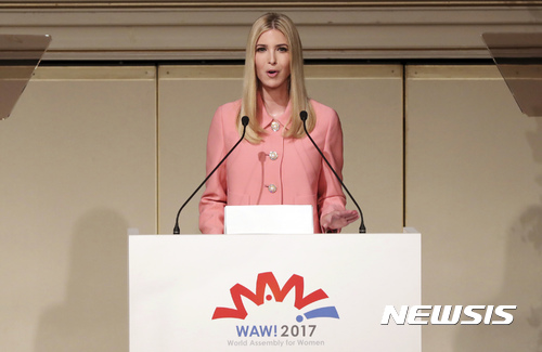 【도쿄=AP/뉴시스】 도널드 트럼프 미국 대통령의 장녀 이방카(오른쪽)가 3일 도쿄에서 열린 국제여성회의(WAW) 2017에서 연설하고 있다. 2017.11.03.) 