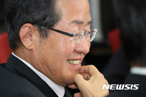 【서울=뉴시스】배훈식 기자 = 3일 오전 서울 여의도 자유한국당 당사에서 열린 최고위원회의에 참석한 홍준표 대표가 미소를 짓고 있다. 2017.11.03. dahora83@newsis.com