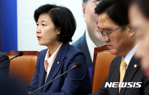 【서울=뉴시스】박영태 기자 = 추미애 더불어민주당 대표가 3일 서울 영등포구 여의도 국회 더불어민주당 당대표회의실에서 진행된 최고위원회의에서 모두발언을 하고 있다. 2017.11.03.since1999@newsis.com