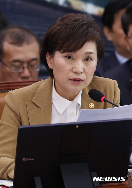 【서울=뉴시스】홍효식 기자 = 김현미 국토부 장관이 3일 오전 서울 여의도 국회 국토교통위원회 회의실에서 열린 2018년도 예산안·기금운용계획안에 대한 전체회의에 참석해 창원터널 앞 화물차 폭발사고와 관련해 답하고 있다. 2017.11.03. yesphoto@newsis.com