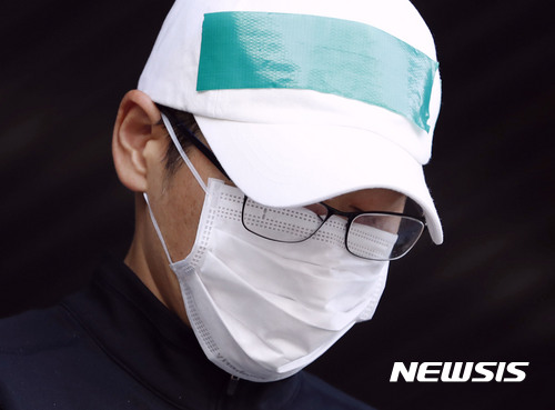 【여주=뉴시스】최동준 기자 = 윤송이 엔씨소프트 사장의 부친 윤 모씨를 살해한 혐의를 받고 있는 허 모씨가 3일 경기 여주경찰서에서 검찰로 송치되고 있다. 2017.11.03. photocdj@newsis.com