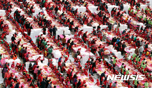 【서울=뉴시스】이종철 기자 = 3일 오후 서울광장에서 '따뜻한 나눔, 서울이 김장하는 날'을 주제로 열린 서울김장문화제에서 참가자들이 김장을 하고 있다. CJ나눔재단과 서울시가 함께한 이번 행사에는 CJ 그룹 임직원 1천여명과 서울시내 25개 자치구 봉사단 800여명, 민간단체, 일반 시민 등 4천700여명이 참여해 총 120t의 배추를 버무린다. 이날 만든 김장김치는 서울 시내 각 자치구의 어려운 이웃에게 전해진다. 2017.11.03.&nbsp; jc4321@newsis.com