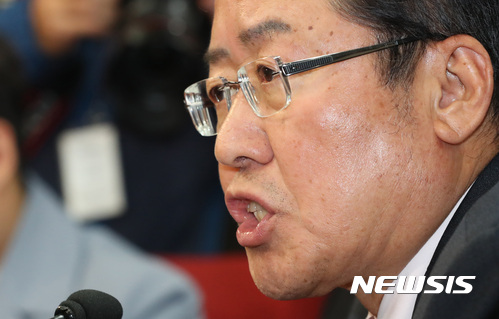 【서울=뉴시스】배훈식 기자 =홍준표 자유한국당 대표. 2017.11.03. dahora83@newsis.com