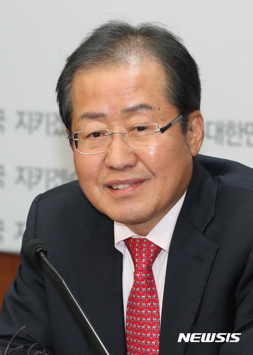 【서울=뉴시스】배훈식 기자 = 3일 오후 서울 여의도 자유한국당 당사에서 열린 기자간담회에 참석한 홍준표 대표가 박근혜 전 대통령에 대한 출당 결정을 발표한 뒤 옅은 미소를 짓고 있다.&nbsp; 홍 대표는 박 전 대통령의 자유한국당 당적은 오늘로 사라진다고 말했다. 2017.11.03.&nbsp; dahora83@newsis.com