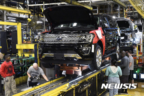 [루이빌=AP/뉴시스] 미국 켄터키주 루이빌에 있는 포드자동차 공장에서 자동차를 조립하고 있다. 자료사진. 2026.03.16