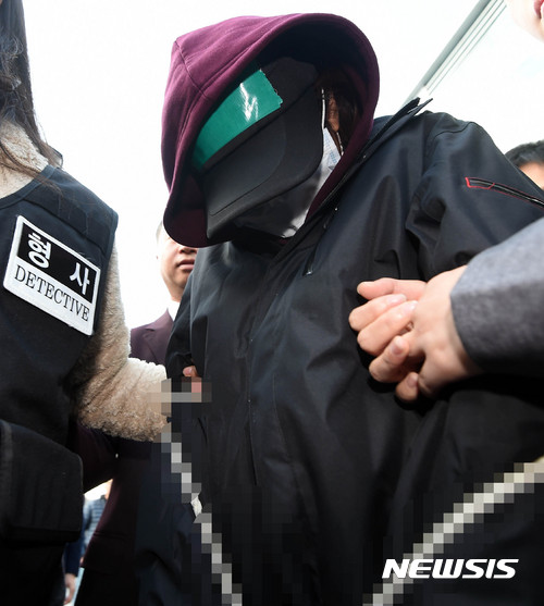 【용인=뉴시스】이정선 기자 = 존속살해 공모 등의 혐의를 받고 있는 용인 일가족 살인사건 피의자 김모 씨(35)의 아내 정모 씨(32)가 4일 오후 경기 용인동부경찰서에서 영장실질심사가 열리는 수원지방법원으로 이동하기 위해 차량에 탑승하고 있다. 2017.11.04. ppljs@newsis.com