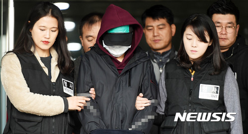 【용인=뉴시스】이정선 기자 = 존속살해 공모 등의 혐의를 받고 있는 용인 일가족 살인사건 피의자 김모(35)씨의 아내 정모(32)씨. 2017.11.04. ppljs@newsis.com