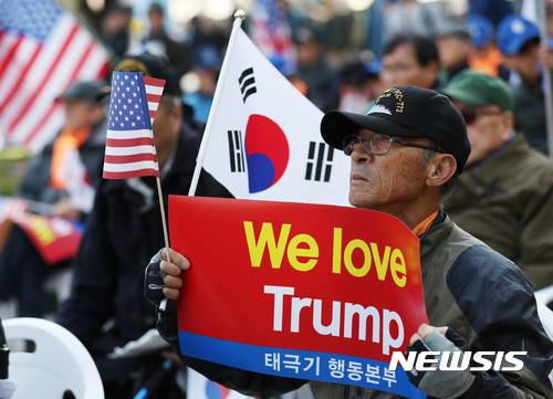 【서울=뉴시스】김진아 기자 = 지난 2017년 11월 서울 종로구 동화면세점 앞에서 태극기 행동본부 관계자들이 트럼프 대통령 방한 환영 집회를 하고 있다. 2017.11.04. bluesoda@newsis.com