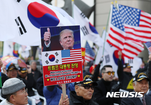 【서울=뉴시스】김진아 기자 = 4일 오후 서울 종로구 동화면세점 앞에서 태극기 행동본부 관계자들이 트럼프 대통령 방한 환영 집회를 하고 있다. 2017.11.04. bluesoda@newsis.com