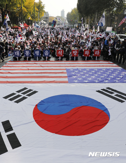 【서울=뉴시스】최동준 기자 = 대한애국당, 보수 단체 회원들이 4일 서울 종로구 대학로에서 트럼프 대통령 방한 환영, 박근혜 전 대통령 정치투쟁 지지 집회를 열고 있다. 2017.11.04. photocdj@newsis.com