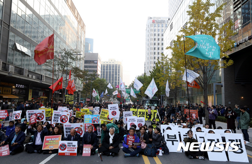 【서울=뉴시스】조성봉 기자 = 4일 오후 서울 종로구 르미에르 빌딩 앞에서 열린 ‘NO 트럼프 NO WAR 범국민대회에서 참가자들이 트럼프 방한 반대 피켓을 들고 구호를 외치고 있다. 2017.11.04.&nbsp; suncho21@newsis.com