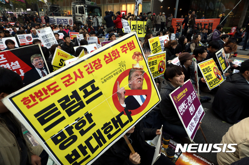 【서울=뉴시스】조성봉 기자 = 4일 오후 서울 종로구 르미에르 빌딩 앞에서 열린 ‘NO 트럼프 NO WAR 범국민대회에서 참가자들이 트럼프 방한 반대 피켓을 들고 구호를 외치고 있다. 2017.11.04. suncho21@newsis.com