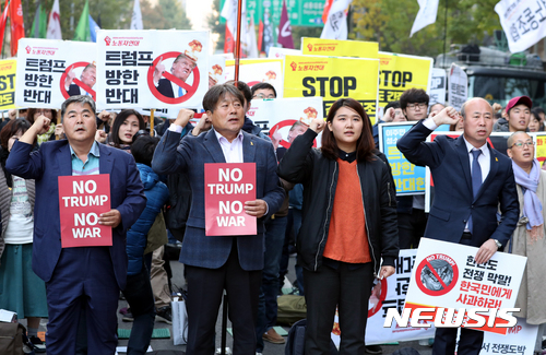 【서울=뉴시스】조성봉 기자 = 지난 2017년11월 서울 종로구 르미에르 빌딩 앞에서 열린 ‘NO 트럼프 NO WAR 범국민대회에서 민중당 김창한(오른쪽) 공동대표를 비롯한 참가자들이 구호를 외치고 있다. 2017.11.04. suncho21@newsis.com