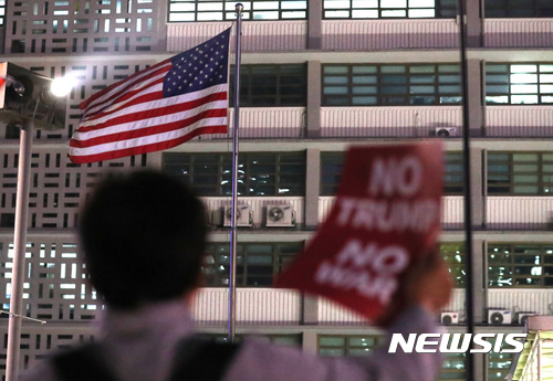 【서울=뉴시스】조성봉 기자 = 4일 오후 서울 종로구 르미에르 빌딩 앞에서 ‘NO 트럼프 NO WAR 범국민대회를 마친 참가자가 주한미국대사관 앞에서 '트럼프 방한반대, 전쟁 반대' 손피켓을 들고 구호를 외치고 있다. 2017.11.04.&nbsp; suncho21@newsis.com