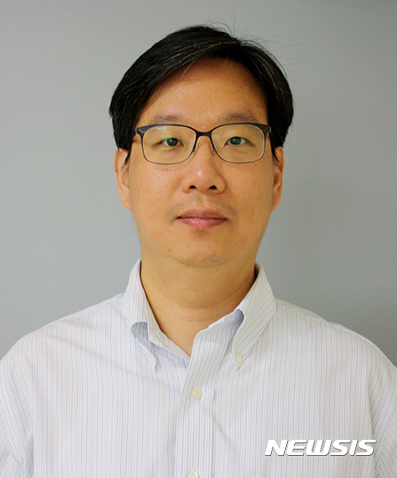 【천안=뉴시스】이종익 기자 = 충남 천안의 단국대학교병원(병원장 조종태)은 재활의학과 현정근 교수(48)가 2017년 대한재활의학회 추계학술대회에서 ‘신정순 학술상’을 수상했다고 5일 밝혔다. 2017.11.05. (사진=단국대병원 제공) photo@newsis.com