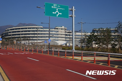 【제주=뉴시스】 제주도 서귀포시 동홍로에 위치한 제주녹지국제병원. 이 병원은 중국녹지그룹이 설립하는 국내 1호 영리병원이다. 하지만 이번 6.13 지방선거 초반부터 이곳 자본의 유치를 놓고 도지사후보들의 '땅장사 설전'에 휘말리고 있다.(뉴시스 DB)