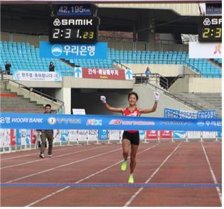 【서울=뉴시스】 2017중앙서울마라톤대회 여자부 우승 차지한 김도연. (사진=대한육상연맹 제공)