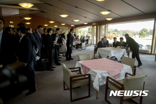 【가와고에=AP/뉴시스】도널드 트럼프 미국 대통령과 아베 신조 일본 총리가 5일 일본 사이타마 현 가와고에에 있는 가스미가세키 골프장에서 만나고 있다. 2017.11.05 