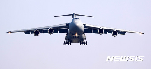 【평택=뉴시스】추상철 기자 = 트럼프 미국 대통령 방한을 이틀 앞둔 5일 오후 트럼프 대통령이 방한시 탑승할 차량과 수행원이 미 수송기를 통해 경기 평택시 주한공군 오산기지에 도착하고 있다. 2017.11.05.&nbsp; scchoo@newsis.com