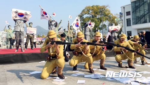 【광주=뉴시스】= 지난해 11월 5·18민주광장에서 열린 광주학생운동 재연 모습. 2018.02.28. (사진=뉴시스DB) photo@newsis.com
