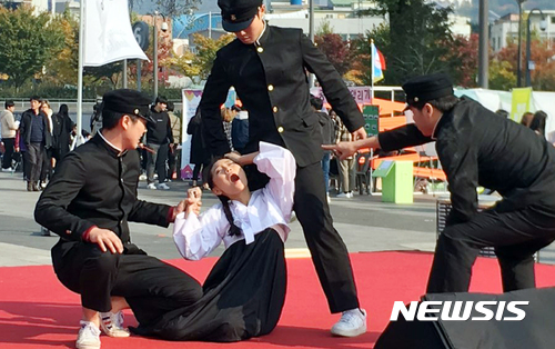 【광주=뉴시스】= 광주지방보훈청은 24일 광주학생독립운동의 정신을 전국으로 확산시키고 기념식을 정부 행사로 치르는 방안을 추진한다고 밝혔다. 사진은 지난해 지역 고교생 200여명이 광주학생독립운동 88주년을 맞아 1929년 10월30일 광주에서 나주로 가는 통학 열차 안에서 일본인 남학생이 여학생을 희롱하는 장면을 재연하는 모습. 이 사건을 계기로 광주학생독립운동이 촉발됐다. (사진=뉴시스DB)