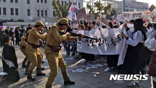 【광주=뉴시스】= 광주지방보훈청은 24일 광주학생독립운동의 정신을 전국으로 확산시키고 기념식을 정부 행사로 치르는 방안을 추진한다고 밝혔다. 사진은 지난해 지역 고교생 200여명이 광주학생독립운동 88주년을 맞아 당시 학생들의 독립운동 모습을 재연하는 모습. (뉴시스DB)