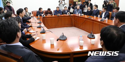 【서울=뉴시스】이영환 기자 = 5일 오후 서울 여의도 국회 바른정당 회의실에서 열린 의원총회에 참석한 의원들이 자리에 앉아 있다.&nbsp; 왼쪽부터 유승민 의원, 진수희, 하태경 최고위원, 김세연 정책위의장, 주호영 대표 권한대행 겸 원내대표, 권오을 최고위원, 정양석 원내수석부대표, 홍철호, 이학재, 오신환, 김무성 의원. 2017.11.05.&nbsp; 20hwan@newsis.com 