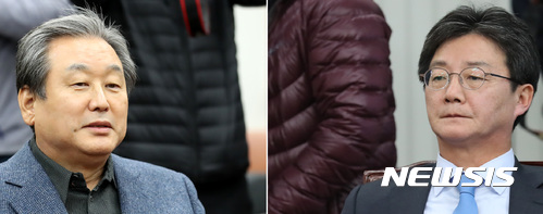 【서울=뉴시스】이영환 기자 = 5일 오후 서울 여의도 국회 바른정당 회의실에서 열린 의원총회에 참석한 김무성 의원과 유승민 의원이 자리에 앉아 있다. 2017.11.05.&nbsp; 20hwan@newsis.com 